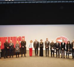 Su Majestad la Reina acompañada por las autoridades y representantes del mundo del cine asistentes al acto