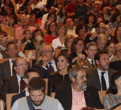Su Majestad la Reina momentos antes de dar comienzo la proyección de la película