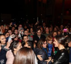 Doña Letizia recibe el saludo de varias personas a su salida del Auditorio Miguel Delibes