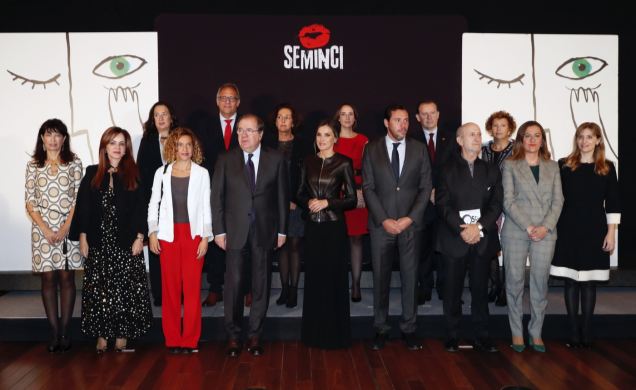 Su Majestad la Reina acompañada por las autoridades asistentes al acto