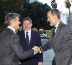 Su Majestad el Rey durante los saludos de bienvenida a su llegada al Palacio de Congresos de Valencia con el presidente de la Generalitat Valenciana, 