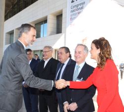 Don Felipe durante los saludos de bienvenida