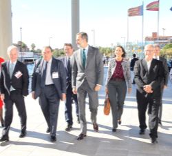 Su Majestad el Rey se dirige al edificio acompañado por las autoridades que le han recibido a su llegada al Palacio de Congresos de Valencia