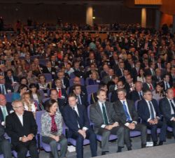 Don Felipe en la primera fila de asientos del Auditorio del Palacio de Congresos de Valencia