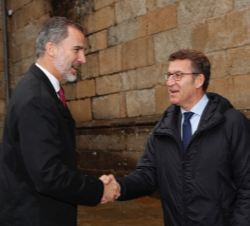 Su Majestad el Rey recibe el saludo del presidente de la Xunta de Galicia, Albertu Nuñez Feijóo