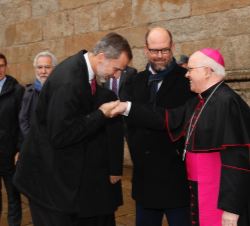 Don Felipe recibe el saludo del arzobispo de Santiago de Compostela, Juían Barrio
