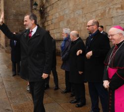 Don Felipe saluda al público congregados a las puertas de la Catedral de Santiago