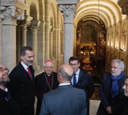 Su Majestad el Rey ante la nave de la Catedral de Santiago desde la vista que permite la tribuna