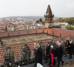 Su Majestad durante su recorrido por las cubiertas de la Catedral de Santiago