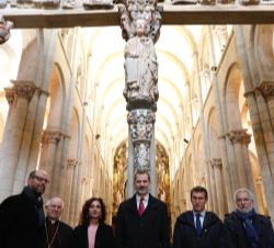 Su Majestad el Rey ante el conjunto patrimonial del Pórtico de la Gloria