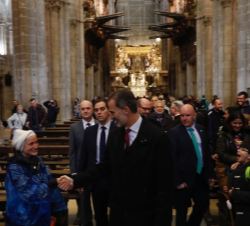 Su Majestad recibe el saludo de público visitante de la Catedral de Santiago