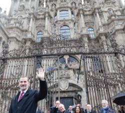 Su Majestad el Rey se despide de las autoridades y del público asistente