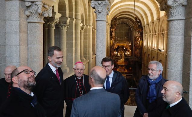 Su Majestad el Rey ante la nave de la Catedral de Santiago desde la vista que permite la tribuna