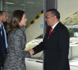 Su Majestad la Reina recibe el saludo del director general de la OMS, Tedros Adhanom