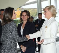 Su Majestad la Reina recibe el saludo de la directora del Departamento de Salud Pública y Medio Ambiente de la OMS, María Neira