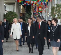 Doña Letizia se dirige a la sala India donde tiene lugar la sesión plenaria