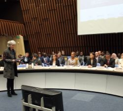 Su Majestad la Reina durante la intervención de Sohie Gumy, del Centro Colaborador de la OMS para la Gestión de la Calidad del Aire y el Control de la