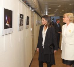 Su Majestad la Reina visi la exposición "Empowering women with sostenible energy"