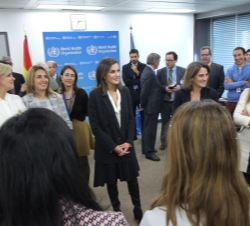 Doña Letizia conversa con el personal español de la OMS
