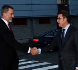 Su Majestad el Rey recibe el saludo del presidente de la Xunta de Galicia, Alberto Nuñez Feijóo