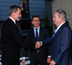 Su Majestad el Rey recibe el saludo del presidente de La Voz de Galicia, Santiago Rey Fernández-Latorre