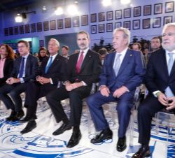 Don Felipe junto al resto de autoridades y personalidades ocupan la primera fila de asientos