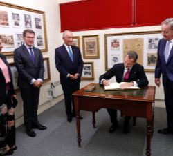 Su Majestad el Rey firma en el libro de honor del periódico La Voz de Galicia