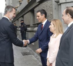 Su Majestad el Rey a su llegada al Instituto Cerventes es recibido por el presidente del Gobierno, la presidenta del Congreso de los Diputados y el pr