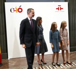 Sus Majestades los Reyes junto a Su Alteza Real la Princesa de Asturias y Su Alteza Real la Infanta Doña Sofía a su llegada al Instituto Cervantes