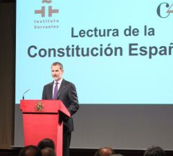 Su Majestad el Rey durante la lectura del Preámbulo de la Constitución Española
