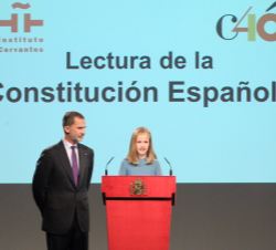Su Alteza Real la Princesa de Asturias junto a Su Majestad el Rey durante la lectura al artículo 1 del Título Preliminar de la Carta Magna