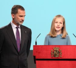 Su Alteza Real la Princesa de Asturias junto a Su Majestad el Rey durante la lectura al artículo 1 del Título Preliminar de la Carta Magna