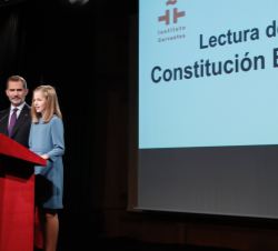 Su Alteza Real la Princesa de Asturias junto a Su Majestad el Rey durante la lectura al artículo 1 del Título Preliminar de la Constitución Española