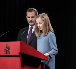 Su Alteza Real la Princesa de Asturias junto a Su Majestad el Rey durante la lectura al artículo 1 del Título Preliminar de la Constitución Española