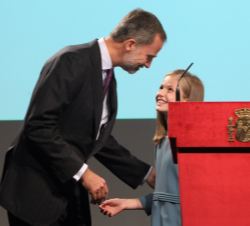 Su Majestad el Rey felicita a Su Alteza Real la Princesa de Asturias tras la lectura al artículo 1 del Título Preliminar de la Constitución Española