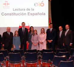 Fotografía de grupo de Sus Majestades los Reyes, Su Alteza Real la Princesa de Asturias, Su Alteza Real la Infanta Doña Sofía y las autoridades que pa