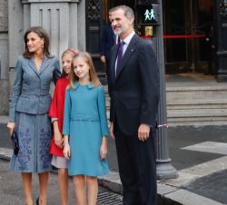 Sus Majestades los Reyes junto a Su Alteza Real la Princesa de Asturias y Su Alteza Real la Infanta Doña Sofía a su salida del Instituto Cervantes 