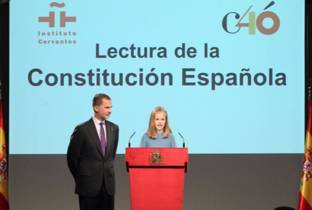 Su Alteza Real la Princesa de Asturias junto a Su Majestad el Rey durante la lectura al artículo 1 del Título Preliminar de la Carta Magna