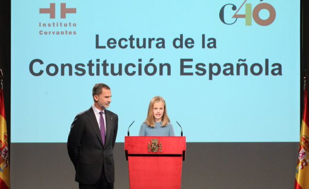 Su Alteza Real la Princesa de Asturias junto a Su Majestad el Rey durante la lectura al artículo 1 del Título Preliminar de la Carta Magna