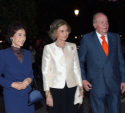 Sus Majestades los Reyes Don Juan Carlos y Doña Sofía junto a la presidenta de la Fundación Albéniz, Paloma O’Shea a su llegada al acto