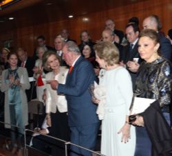 Sus Majestades los Reyes Don Juan Carlos y Doña Sofía momentos antes de dar comienzo el concierto