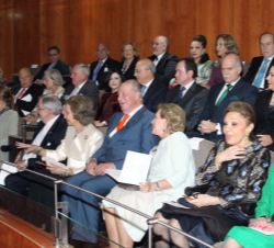 Sus Majestades los Reyes Don Juan Carlos y Doña Sofía momentos antes de dar comienzo el concierto