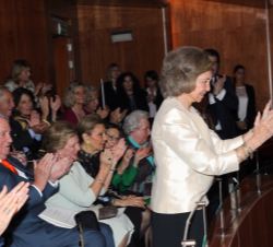 Su Majestad la Reina Doña Sofía aplaude tras el concierto ofrecido en su honor