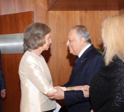 Su Majestad la Reina Doña Sofía en presencia de Don Juan Carlos recibe el saludo del director Zubin Mehta