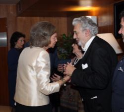 Su Majestad la Reina Doña Sofía recibe el saludo del tenor Plácido Domingo