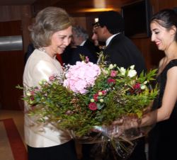 Su Majestad la Reina Doña Sofía recibe un ramo de flores con motivo de su 80 cumpleaños