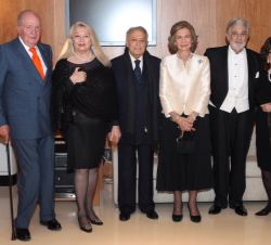 Fotografia de grupo de Sus Majestades los Reyes Don Juan Carlos y Doña Sofía con tenor Plácido Domingo y del director Zubin Mehta