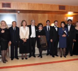 Fotografia de grupo de Sus Majestades los Reyes Don Juan Carlos y Doña Sofía con una representación de la Orquesta Sinfónica Freixenet de la Escuela R
