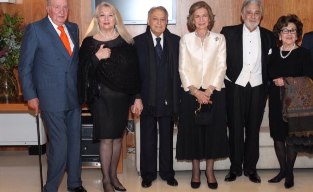 Fotografia de grupo de Sus Majestades los Reyes Don Juan Carlos y Doña Sofía con tenor Plácido Domingo y del director Zubin Mehta