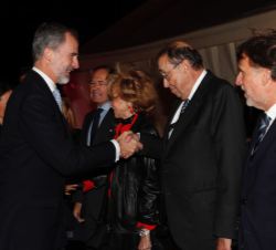 Su Majestad el Rey recibe el saludo del presidente del periódico "La Razón", Mauricio Casals